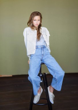 Stüdyoda genç bir kızın portresi.