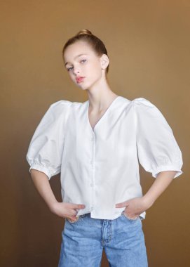 Stüdyoda genç bir kızın portresi.