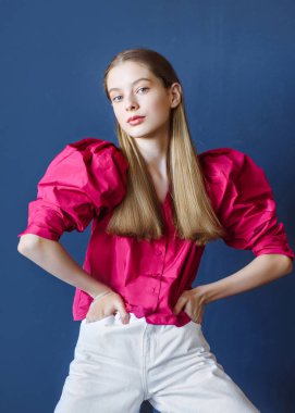 Stüdyoda genç bir kızın portresi.