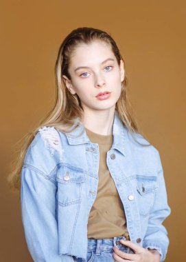 Stüdyoda genç bir kızın portresi.