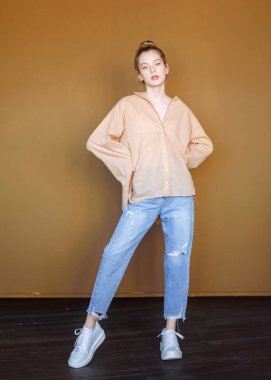 Stüdyoda genç bir kızın portresi.