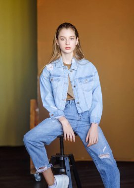 Stüdyoda genç bir kızın portresi.