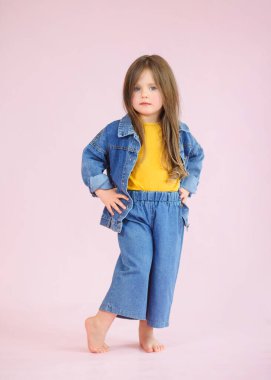 Stüdyoda küçük bir kızın portresi.