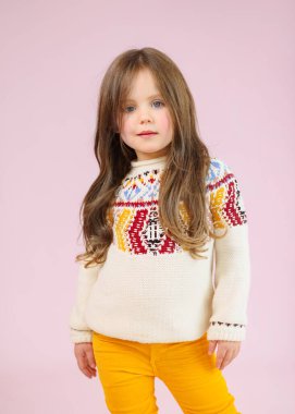 Stüdyoda küçük bir kızın portresi.