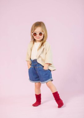 Stüdyoda küçük bir kızın portresi.