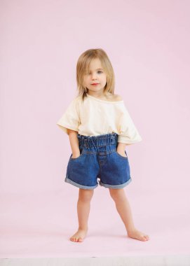 Stüdyoda küçük bir kızın portresi.