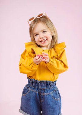 Stüdyoda küçük bir kızın portresi.