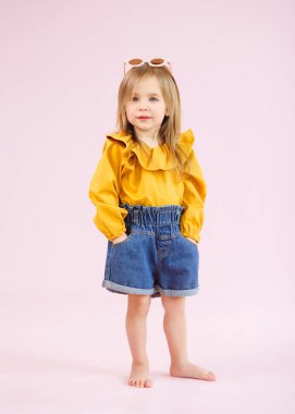 Stüdyoda küçük bir kızın portresi.