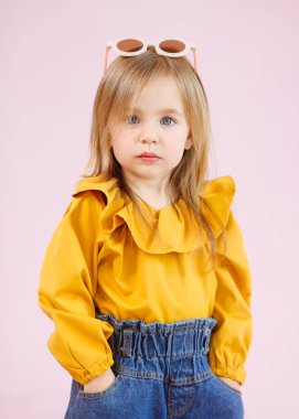 Stüdyoda küçük bir kızın portresi.