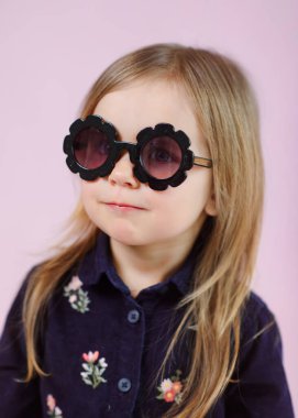 Stüdyoda küçük bir kızın portresi.