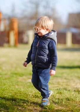 Doğadaki küçük örnek çocuğun portresi.