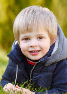 Doğadaki küçük örnek çocuğun portresi.