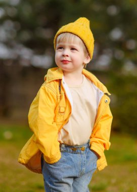 Doğadaki küçük örnek çocuğun portresi.