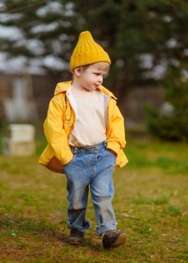 Doğadaki küçük örnek çocuğun portresi.