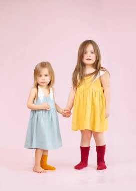 Stüdyoda iki kız kardeşin portresi.