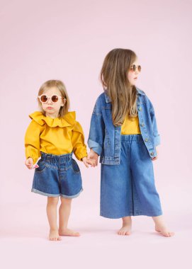 Stüdyoda iki kız kardeşin portresi.