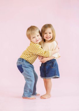 Bir erkek ve bir kızın stüdyo portresi.