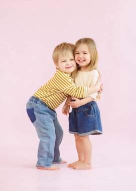 Bir erkek ve bir kızın stüdyo portresi.