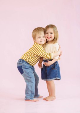 Bir erkek ve bir kızın stüdyo portresi.