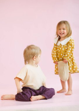 Bir erkek ve bir kızın stüdyo portresi.