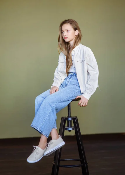 Retrato Jovem Modelo Menina Estúdio — Fotografia de Stock