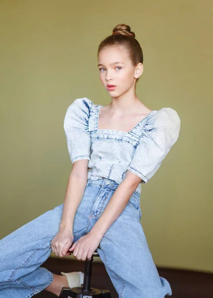 Retrato Jovem Modelo Menina Estúdio — Fotografia de Stock