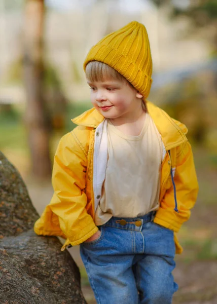 Πορτρέτο Του Μικρού Αγοριού Μοντέλο Στη Φύση — Φωτογραφία Αρχείου