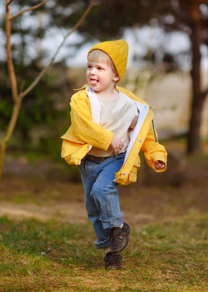 Porträtt Liten Modellpojke Naturen — Stockfoto