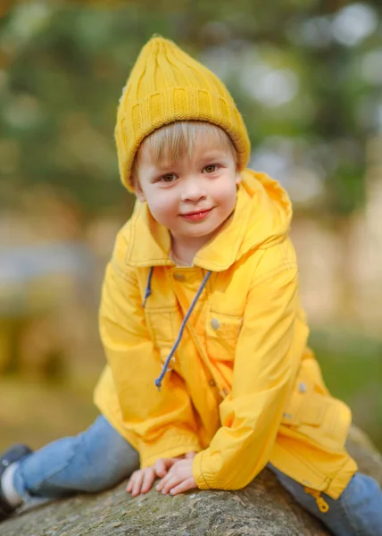 Portret Małego Chłopca Modelki Przyrodzie — Zdjęcie stockowe
