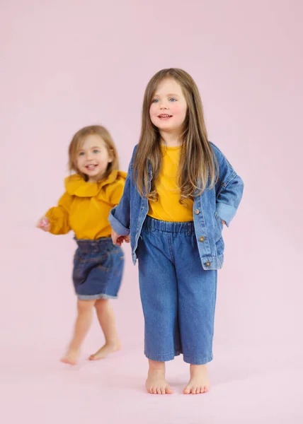 Portret Van Twee Meisjes Zussen Studio — Stockfoto