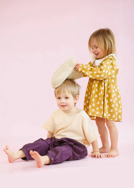 Studioporträt Eines Jungen Und Eines Mädchens — Stockfoto