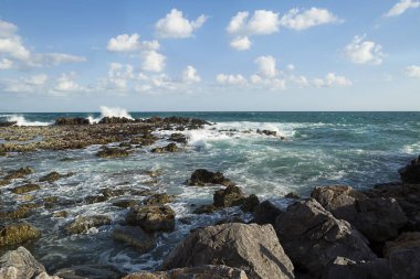kayalık deniz kıyısı ve dalgalar