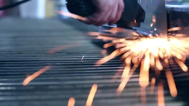 Industriarbetare slipning metall — Stockvideo