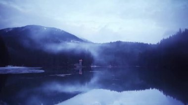 Karpat Dağları sis ile