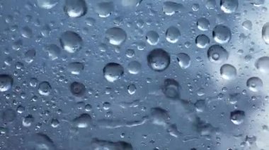 Pencere camına su damlıyor.