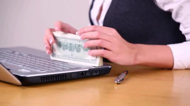 Paralı iş kadını.