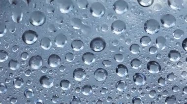 Pencere camına su damlıyor.