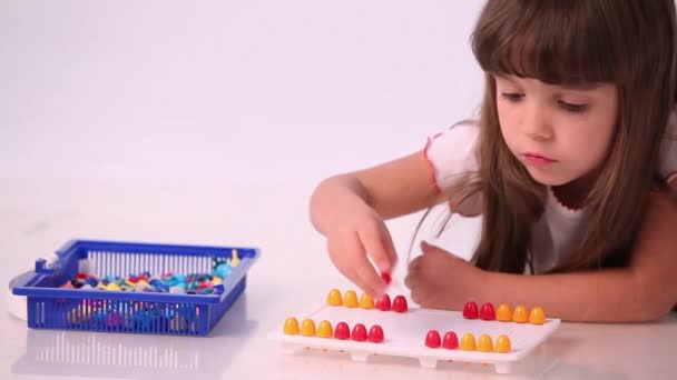Ładna dziewczyna grać na stole — Wideo stockowe