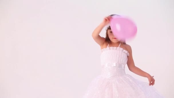 Menina jogar com balão rosa — Vídeo de Stock