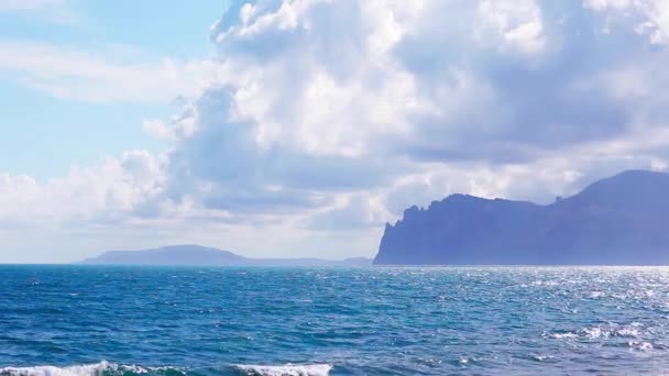 Landschap van de zeekust in de zomer — Stockvideo