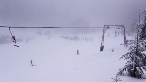 在冬季喀尔巴阡山脉的滑雪缆车 — 图库视频影像