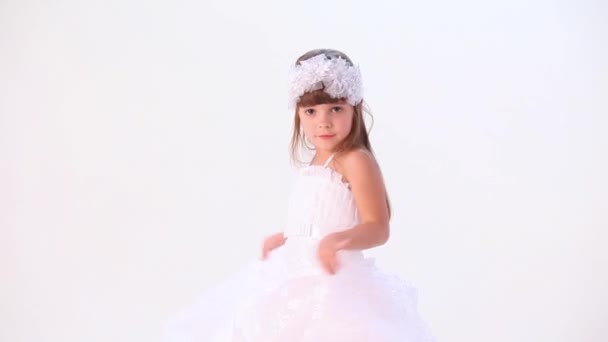 Meisje spelen met witte jurk — Stockvideo