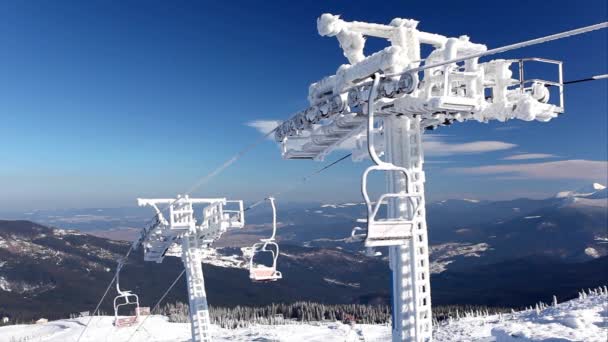 Elevador de esqui no inverno montanhas dos Cárpatos — Vídeo de Stock