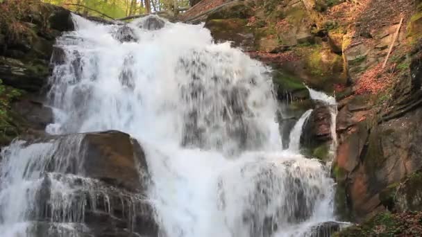 Montanhas dos Cárpatos e cachoeira — Vídeo de Stock