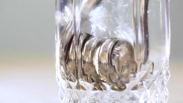 Vidro de água limpa com chaleira — Vídeo de Stock