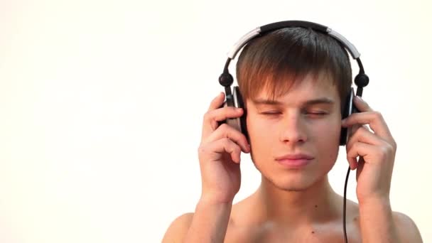 Shirtless man luisteren muziek — Stockvideo