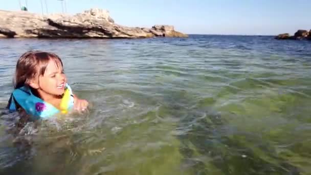 Fille nager dans la belle mer — Video