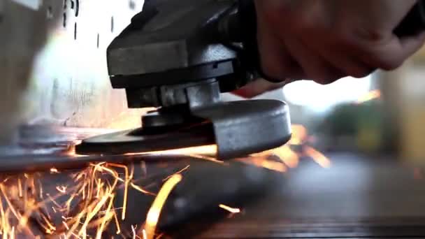 Pracownik fabryki, szlifowania metali — Wideo stockowe
