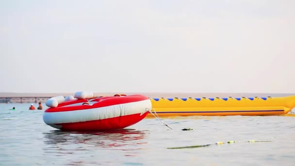 La gente se relaja en el mar hermoso — Vídeos de Stock