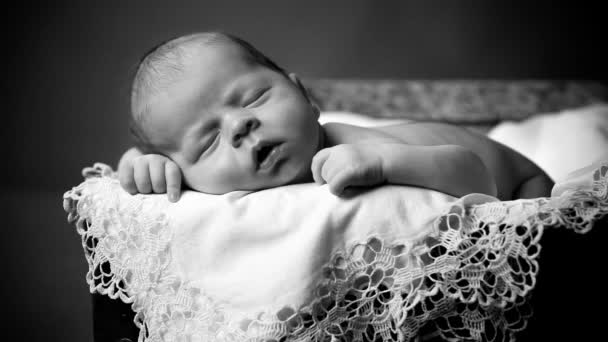 Малыш спит — стоковое видео